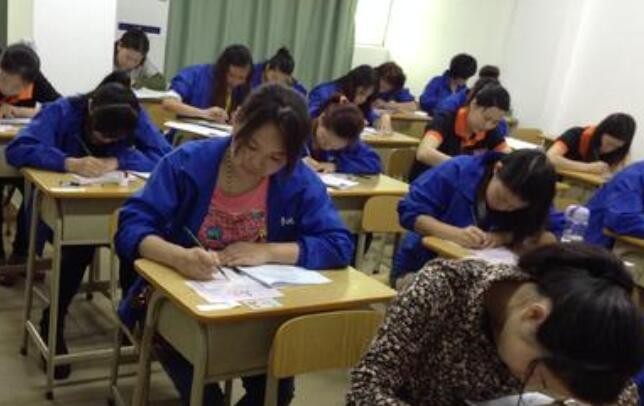 (教育问答）什么情况下可以打孩子？你是怎么教育孩子的？